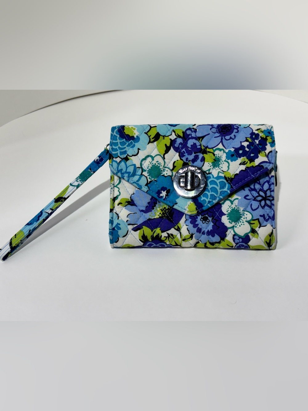 NWOT Vera Bradley Your Turn Smartphone Wristlet in “Blueberry Blooms”
